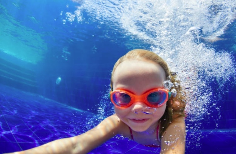 enfant natation eau piscine nager fille