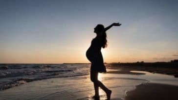 femme enceinte grossesse vacances plage été soleil sable mer