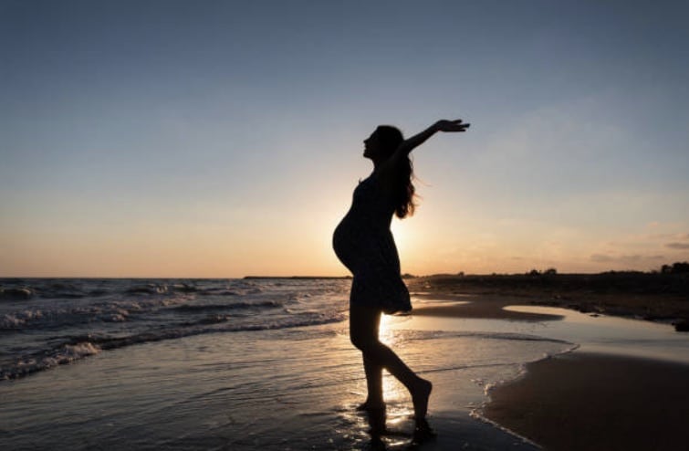 femme enceinte grossesse vacances plage été soleil sable mer