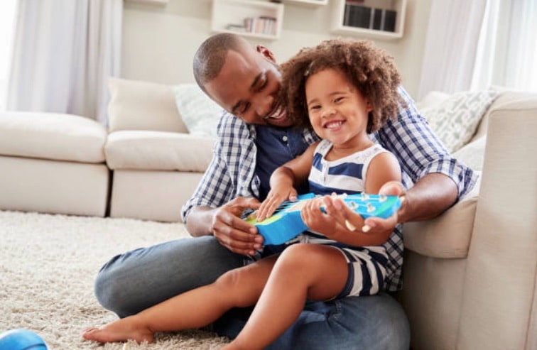 parents au foyer père papa fille enfant jouer musique