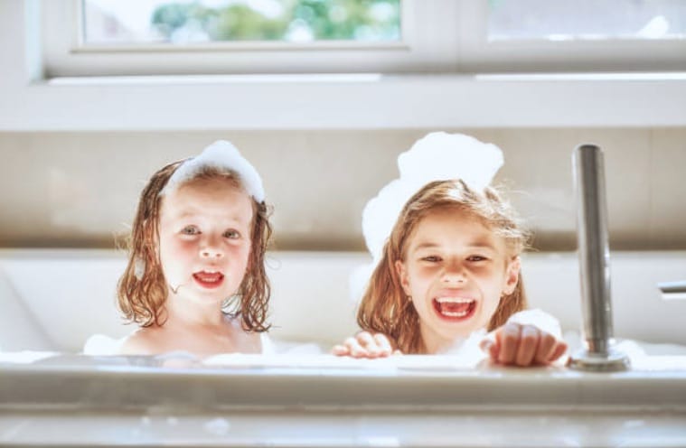 bain enfants douche se laver filles soeurs