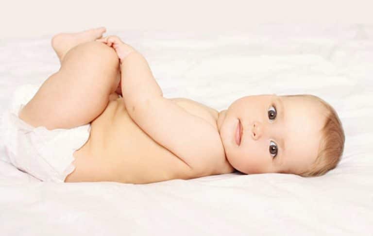 bébé couche change allongé lit