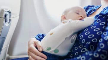 enfant bébé avion voyage décalage horaire dormir voyager