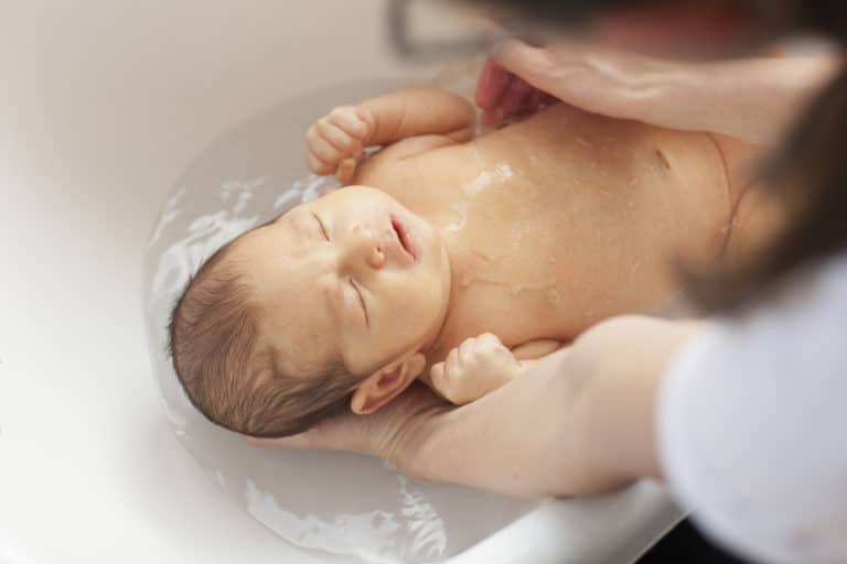 bébé premier bain dormir douche laver savon eau baigner
