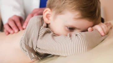 enfant allonge couche medecin maux de dos massage kinesitherapie