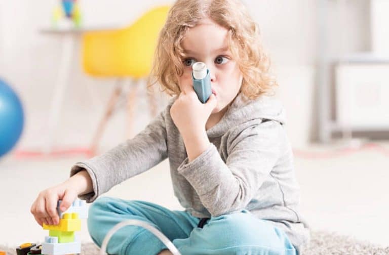 enfant crise asthme malade resprier respiratoire ventoline