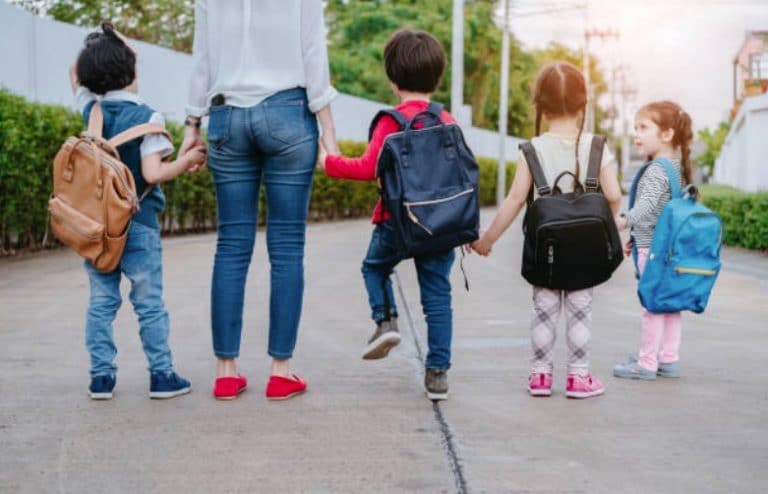 enfants rentrée scolaire parent école cartable