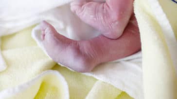 naissance bébé accouchement maternité pieds nourrisson nouveau-né