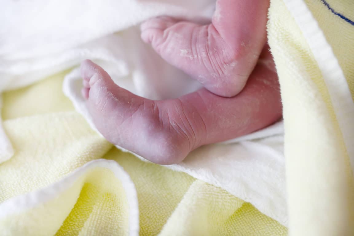 naissance bébé accouchement maternité pieds nourrisson nouveau-né