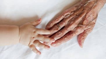 vieille femme bebe enfant mains grand parent grand mere mamie