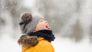 enfant hiver neige froid jeux jouer extérieur bonnet veste