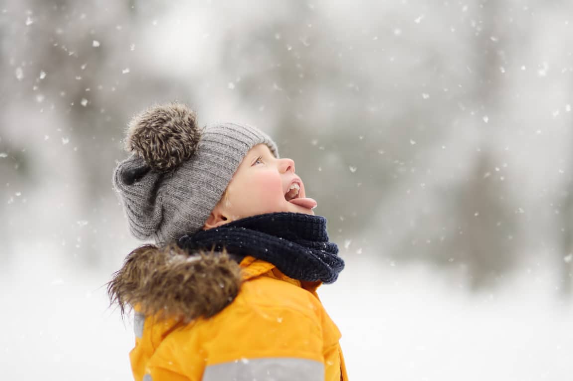 enfant hiver neige froid jeux jouer extérieur bonnet veste