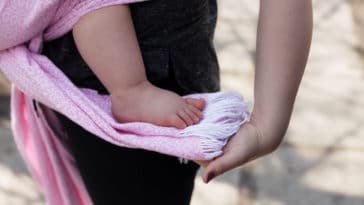 enfant bébé portage porter écharpe de portage porte-bébé