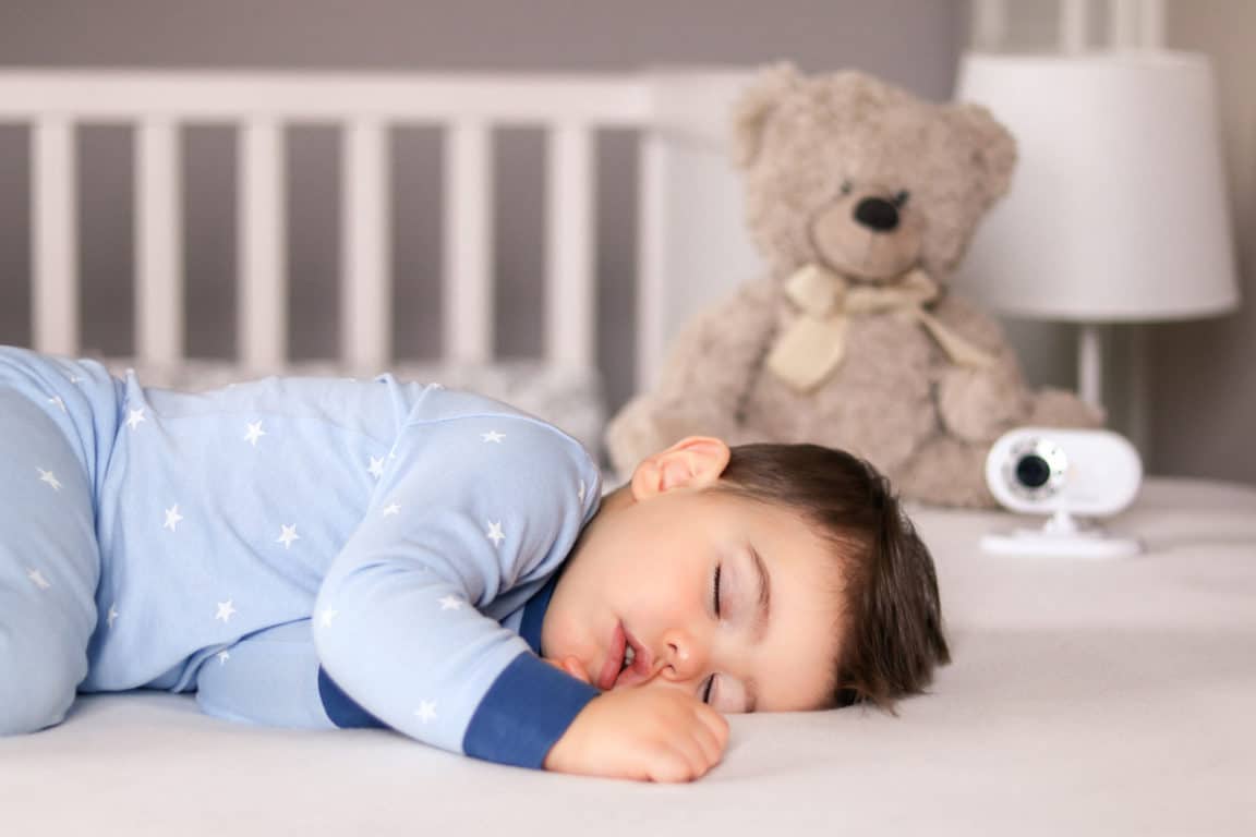 enfant bébé dormir sommeil babyphone caméra lit fatigue sieste