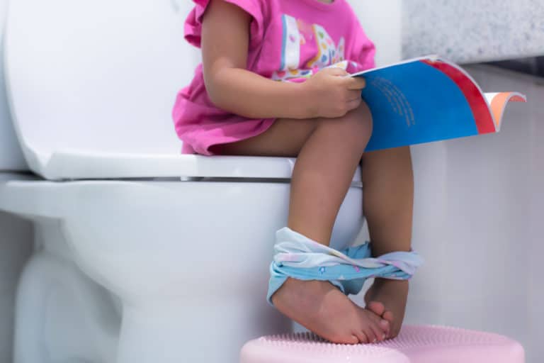 enfant toilettes wc propreté lire apprentissage s'essuyer