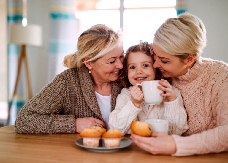 fête des grand-mères grand-mère mère maman enfant générations goûter famille gènes ressemblances