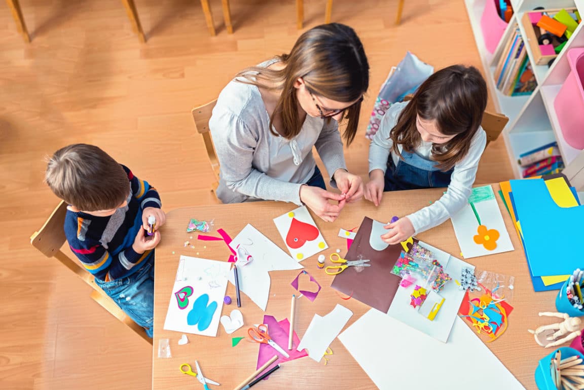 enfants activités manuelles travail jouer découper dessiner dessins ludique jeux parents maman mère