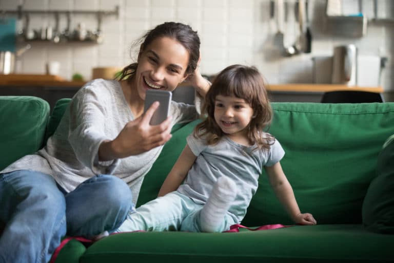 enfant photo réseaux sociaux instagram exposition parents mère maman