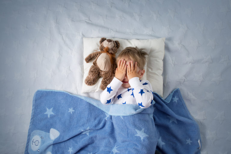 enfant dormir insomnie syndrome des jambes sans repos lit couverture doudou jeux garçon