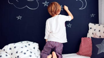 enfant garçon dessin dessiner rêver talent art mur bêtise sommeil chambre lit pyjama dormir