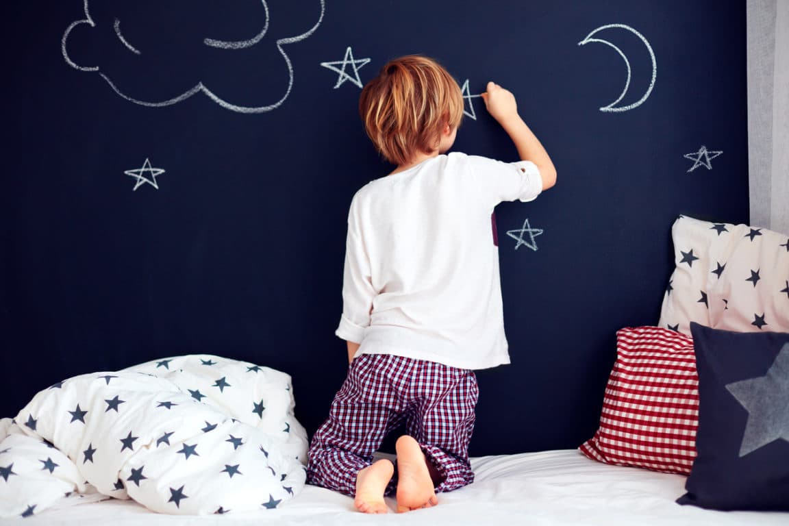 enfant garçon dessin dessiner rêver talent art mur bêtise sommeil chambre lit pyjama dormir