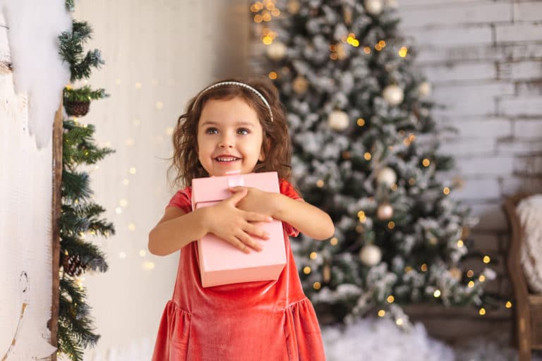 fille cadeaux Noël enfant présents fêtes