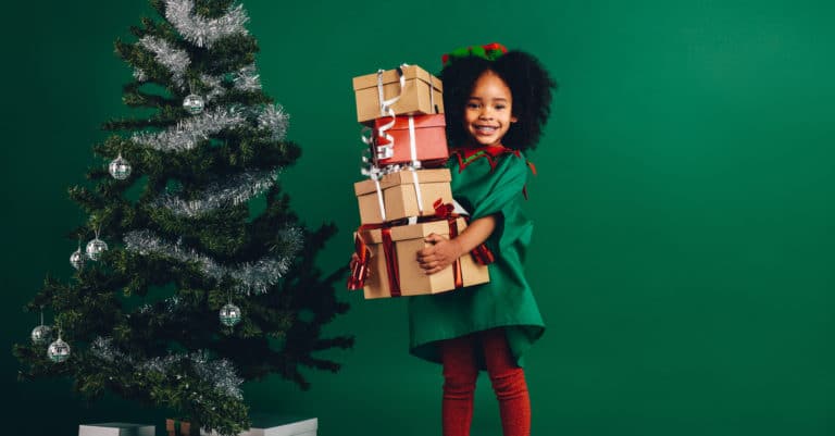 enfant noël cadeaux présents sapin recevoir