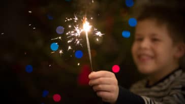 fête soirée Nouvel An enfants heureux pétards feux d'artifice