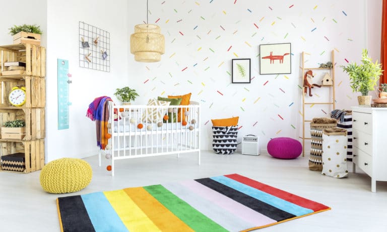 chambre enfant décoration papier peint jouer jouets lit maison