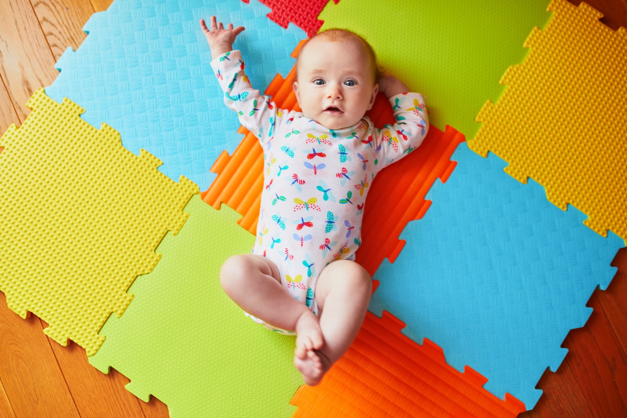bébé tapis d'éveil motricité libre jeux jouer
