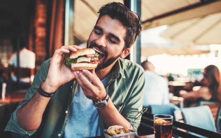homme manger restaurant hamburger faim rendez-vous repas