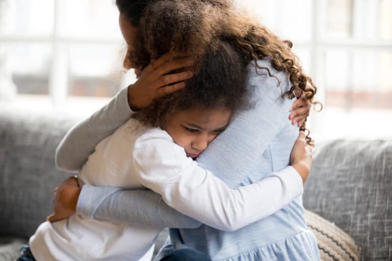 fille enfant mère triste sensible dispute conflit