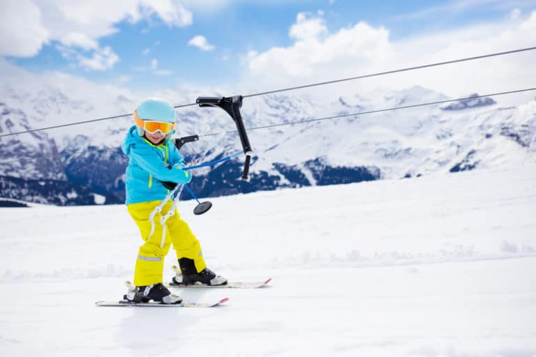 enfant ski neige skier téléski montagnes sport station