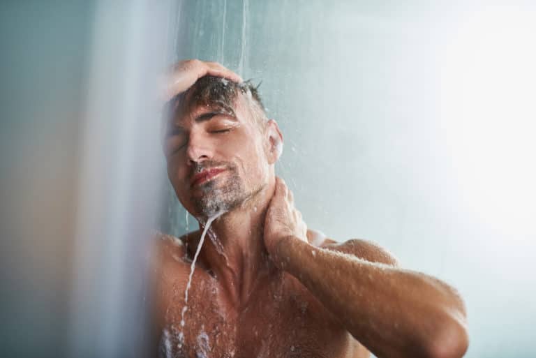 homme douche hygiène propreté saleté détente eau