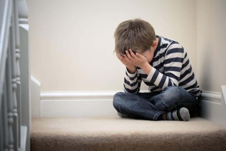 enfant garçon triste tristesse peur harcèlement scolaire punition punir