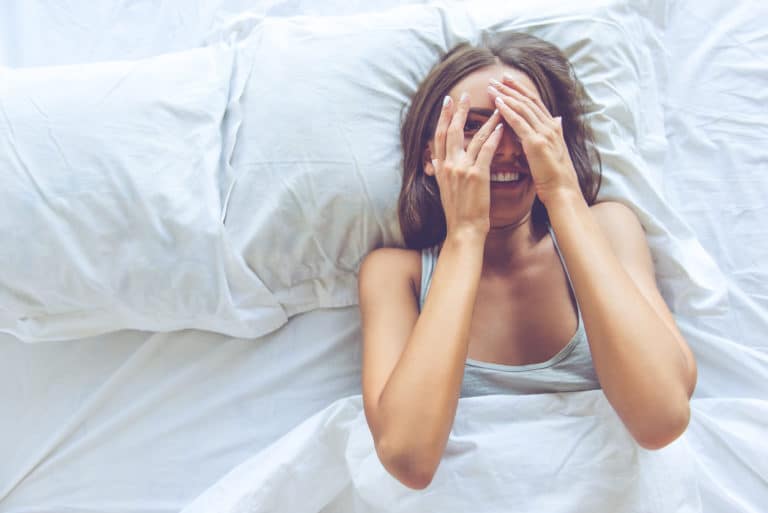 dormir femme lit sommeil insomnie chambre
