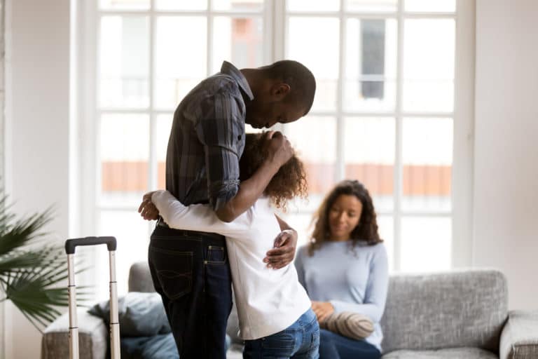 enfant parents parler discuter peur rassurer câlin tendresse famille dispute triste tristesse fille père mère maman papa
