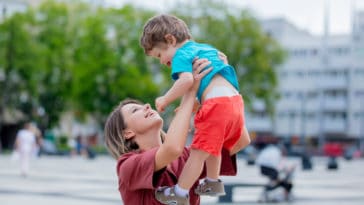 mère fils cancer maladie rue jouer bonheur heureux enfant parent