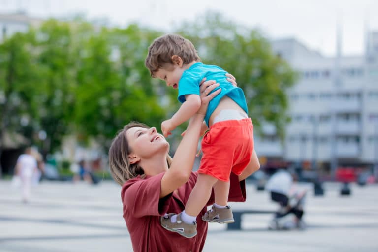 mère fils cancer maladie rue jouer bonheur heureux enfant parent