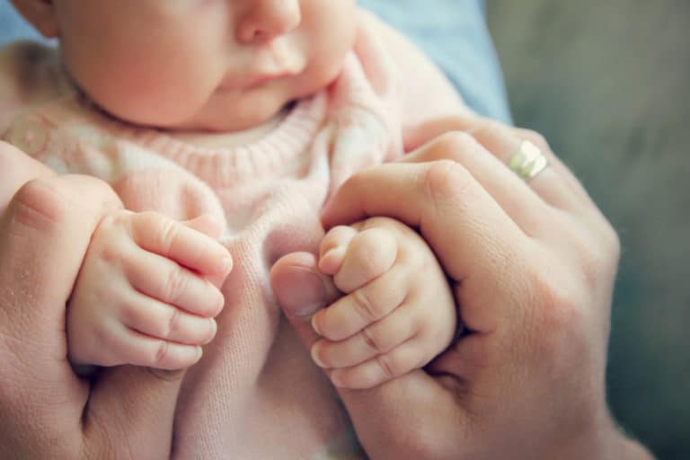 macrosomie fœtale bébé nourrisson petit main nouveau-né