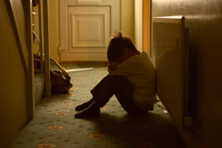 enfant violences maltraitances VEO confinement triste battu
