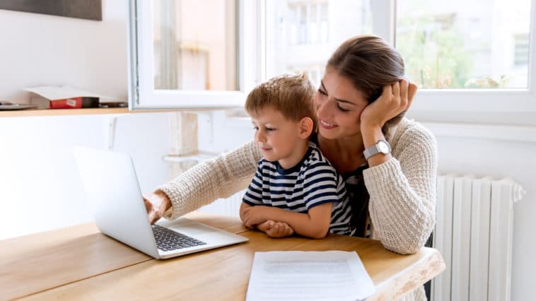 enfant ordinateur écran travailler télé-travail école à distance devoirs maman mère parent