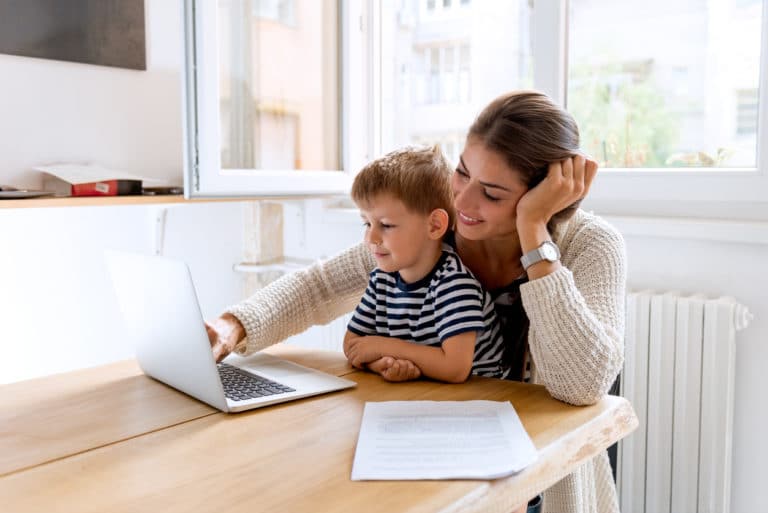 enfant ordinateur écran travailler télé-travail école à distance devoirs maman mère parent