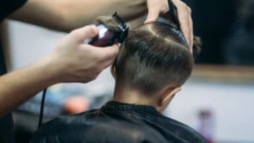 enfant garçon coiffeur cheveux don coiffure