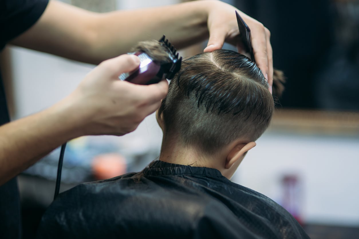 enfant garçon coiffeur cheveux don coiffure