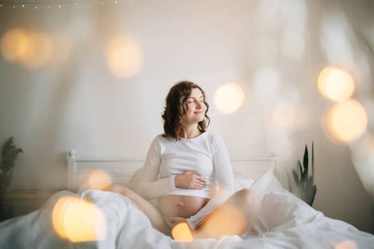 grossesse femme enceinte photo shooting lit repos fatigue