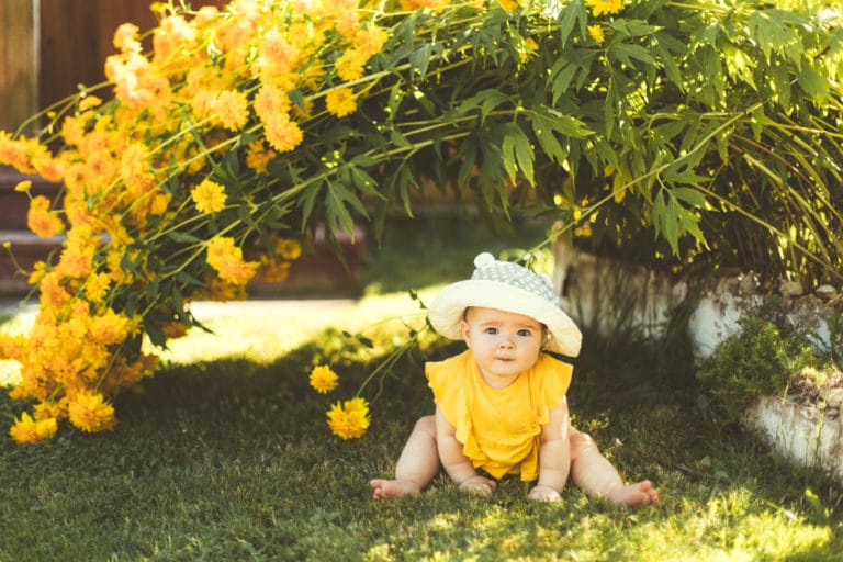 bébé été extérieur jeux jardin chaleur soleil