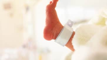 bébé naissance nourrisson nouveau-né prématuré prématurité couveuse accouchement pied