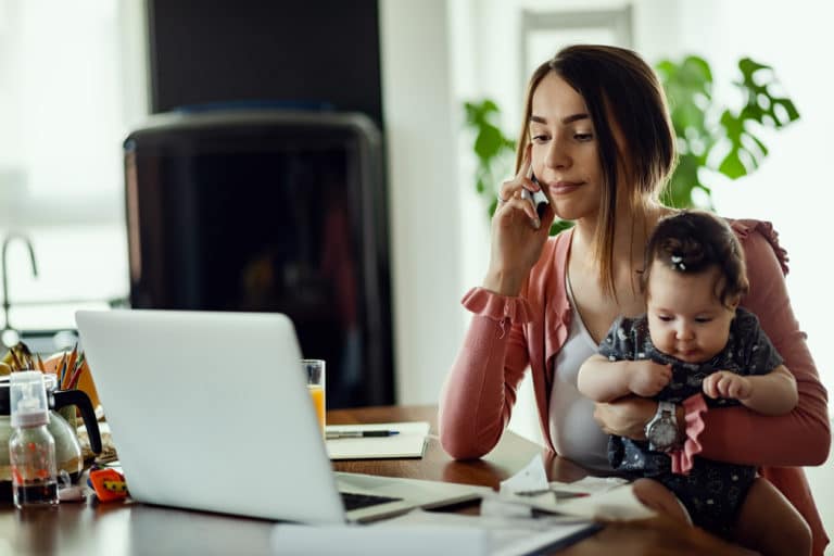 femme télétravail confinement bébé ordinateur travailler maman conférence charge mentale