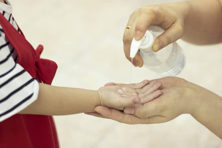 enfant gel hydroalcoolique laver mains pandémie épidémie coronavirus maladie santé hygiène savon